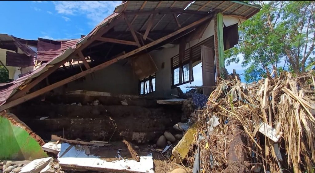 Miris! SMK PR Sidimpuan Luluh Lantak Diterjang Banjir Siswa Terpaksa Numpang Ujian