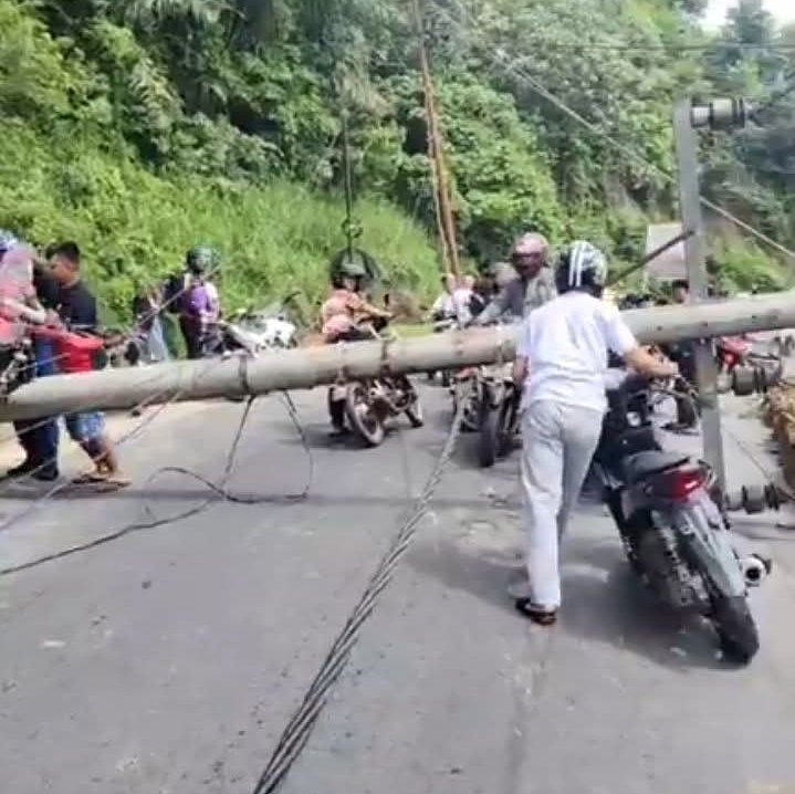 Tiang Listrik Tumbang Lumpuhkan Jalinsum Simirik: Bukti Lalainya PLN Tangani Infrastruktur Vital