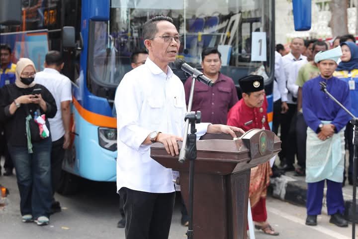 Demi Meningkatkan Layanan Transportasi Publik , Amsakar - Li Claudia Luncur 13 Bus Trans Batam