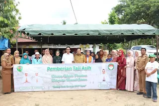 Bupati Tapsel Beri Tali Asih Bagi Korban Banjir di Sayurmatinggi