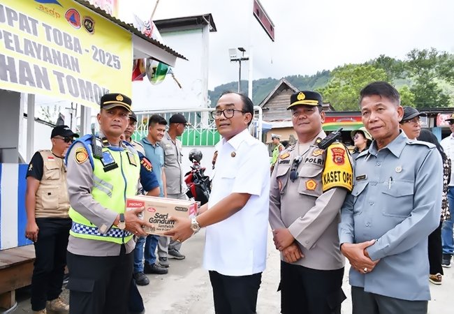 Wabup Samosir Bagikan Bingkisan Kepada Personil Petugas Idul Fitri 2025