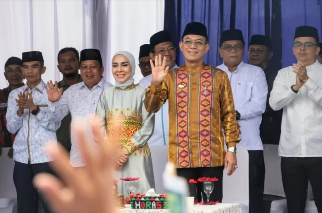 Di Tengah Hujan, Bupati Gus Irawan Disambut Ribuan Warga: MTQ Tapsel Jadi Simbol Persatuan