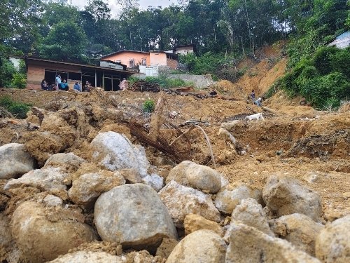 Korban Longsor Sidimpuan Bertahan Tanpa Bantuan Pemerintah, Warga Stempat Turun Tangan