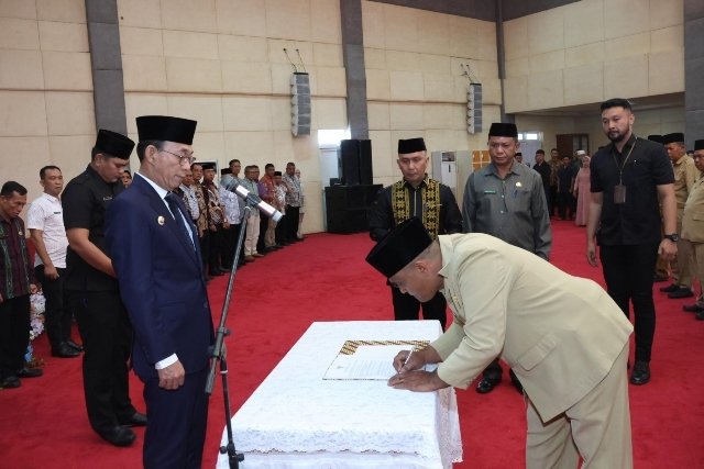 Dorong Digitalisasi Pendidikan, Bupati Tapsel Lantik 21 Kepala Sekolah SD dan SMP