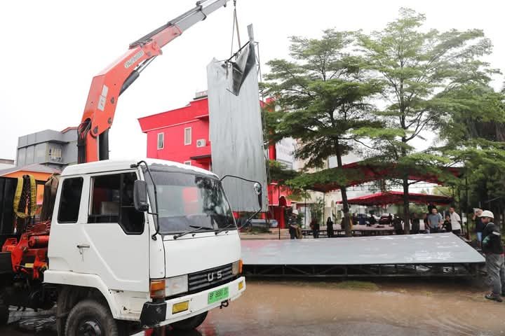 Pemilik Bongkar Dua Reklame di Simpang Graha Kadin di Awasi Sekda Pemko