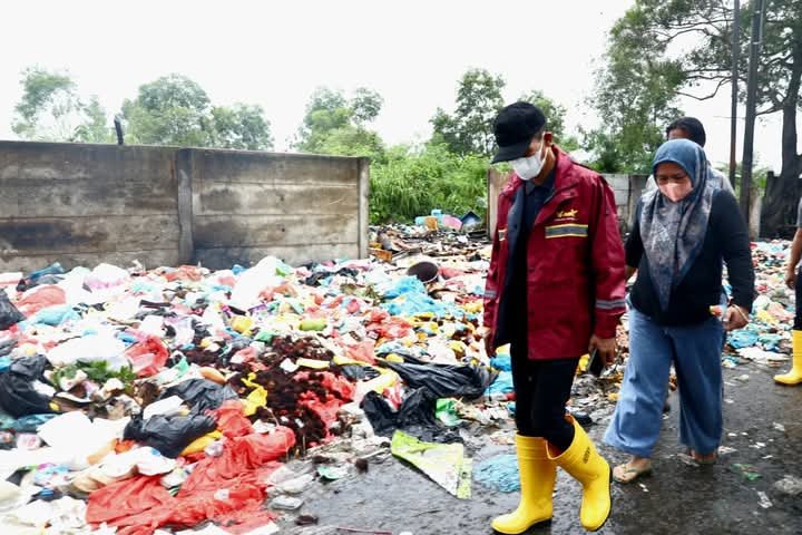 Sampah Membludak !! Dibawah Rintik Hujan Amsakar Tinjau TPS Tanjung Uma , Minta DLH Tambah Bin Kontainer