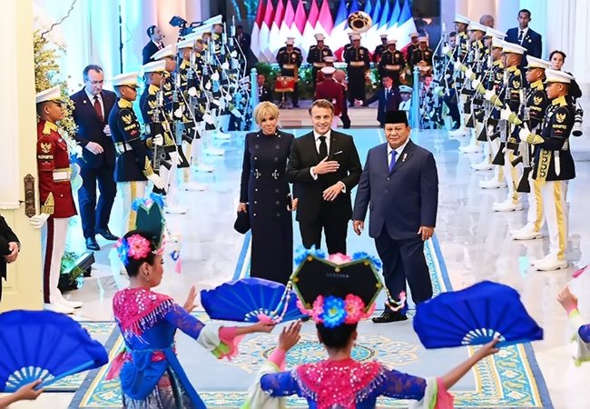 Hangat dan Penuh Warna, Presiden Prabowo Sambut Presiden Macron dalam Jamuan Kenegaraan