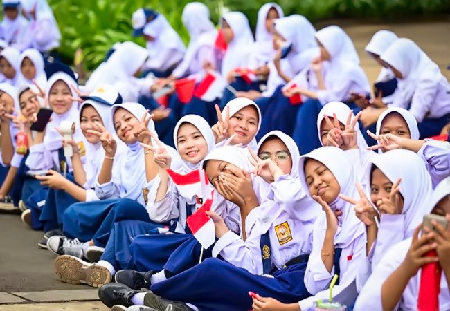 Monas Semarak Sambut Kedatangan Premier Tiongkok Li Qiang: Hangatnya Interaksi Warga dan Pemimpin