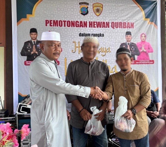 Rayakan Idul Adha, Polres Tapsel Sembelih 16 Ekor Lembu dan Bagikan Daging Qurban