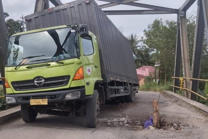 Truk Terperosok di Jembatan Rusak, Jalan By Pass P.Sidimpuan Lumpuh Total
