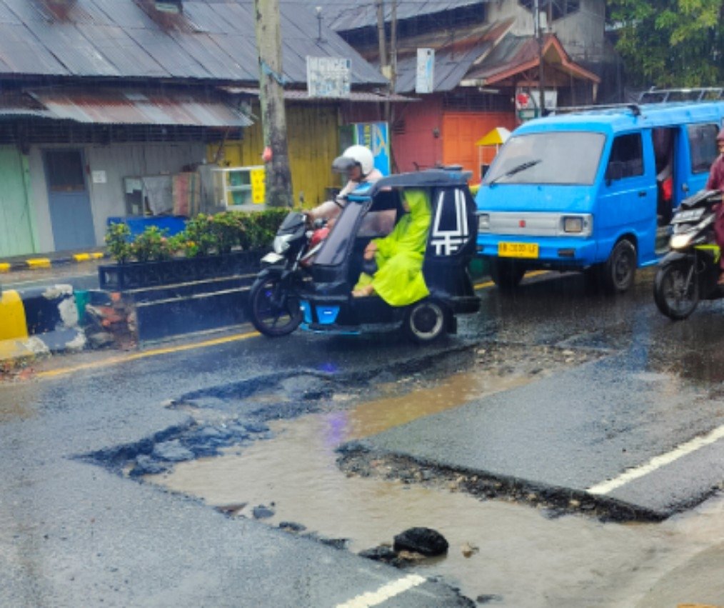 Jalan Kota Sidimpuan Memprihatinkan, Lubang Menganga Ancam Keselamatan Warga