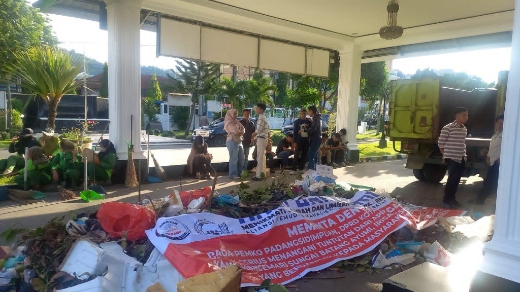 Geram TPA Cemari Sungai, Mahasiswa Tumpahkan Sampah ke Kantor Wali Kota