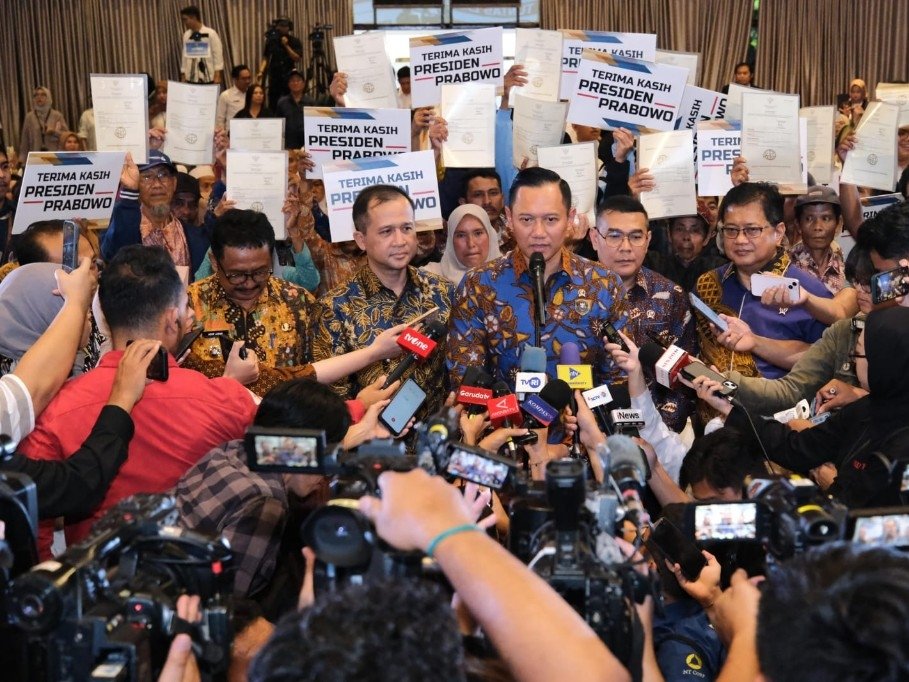 Pemerintah Serahkan 1.120 Sertipikat Tanah kepada Transmigran Sukabumi