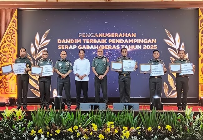 Dandim 0814/Jombang Terima Penghargaan dari Perum Bulog atas Keberhasilan Serap Gabah 100 Persen