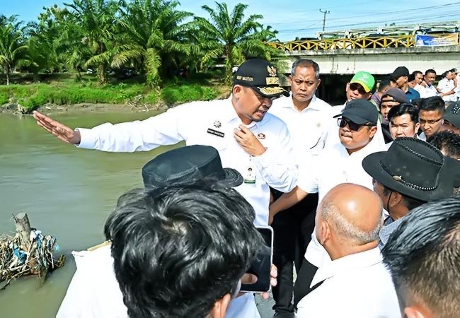Bobby Nasution Tinjau Dua Tanggul Rusak di Batubara, Perbaikan Dimulai Pekan Ini