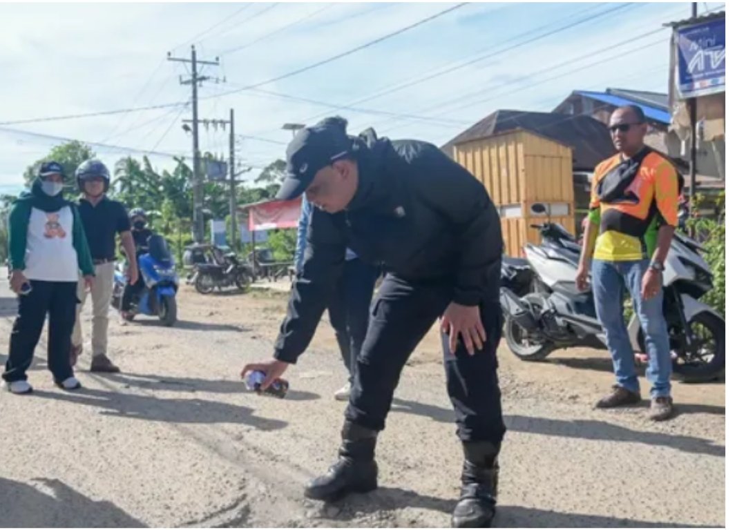 Pengendara Terpental, Jalan Berlubang Makan Korban di Padangsidimpuan