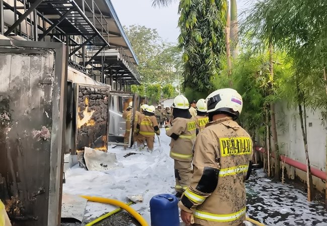 Kebakaran Melanda Pabrik Makanan Siap Saji di Ciracas, Diduga Dipicu Percikan Las