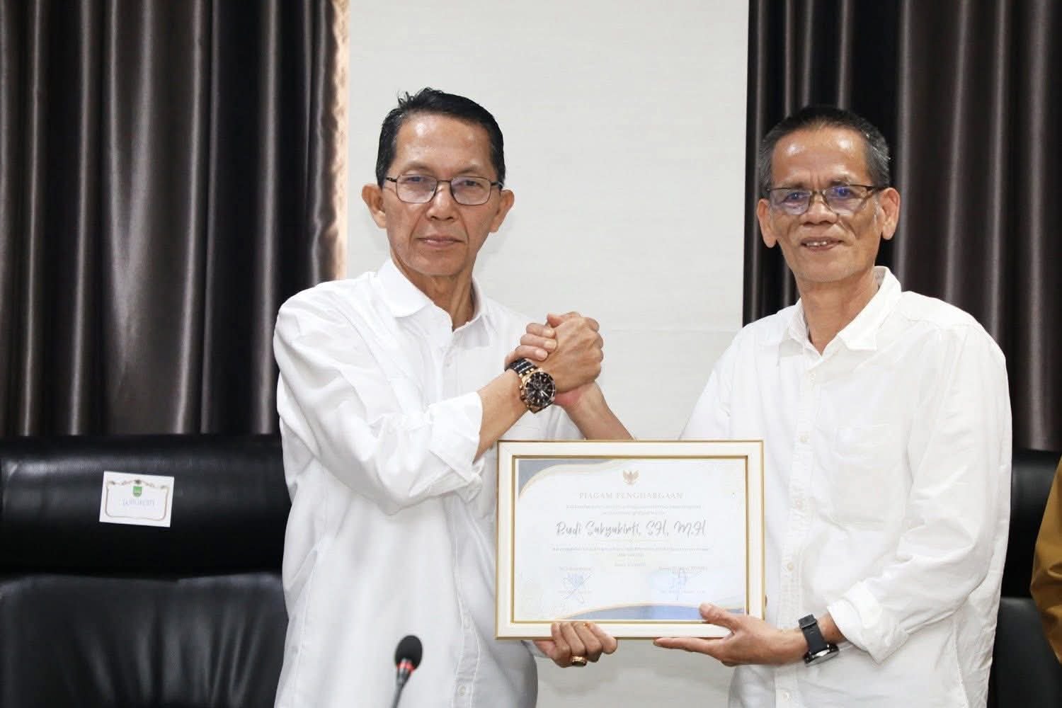 Rudi dan Beberapa PNS Pemko Batam Terima SK Pensiun, Amsakar: Terima Kasih atas Bakti dan Pengabdiannya
