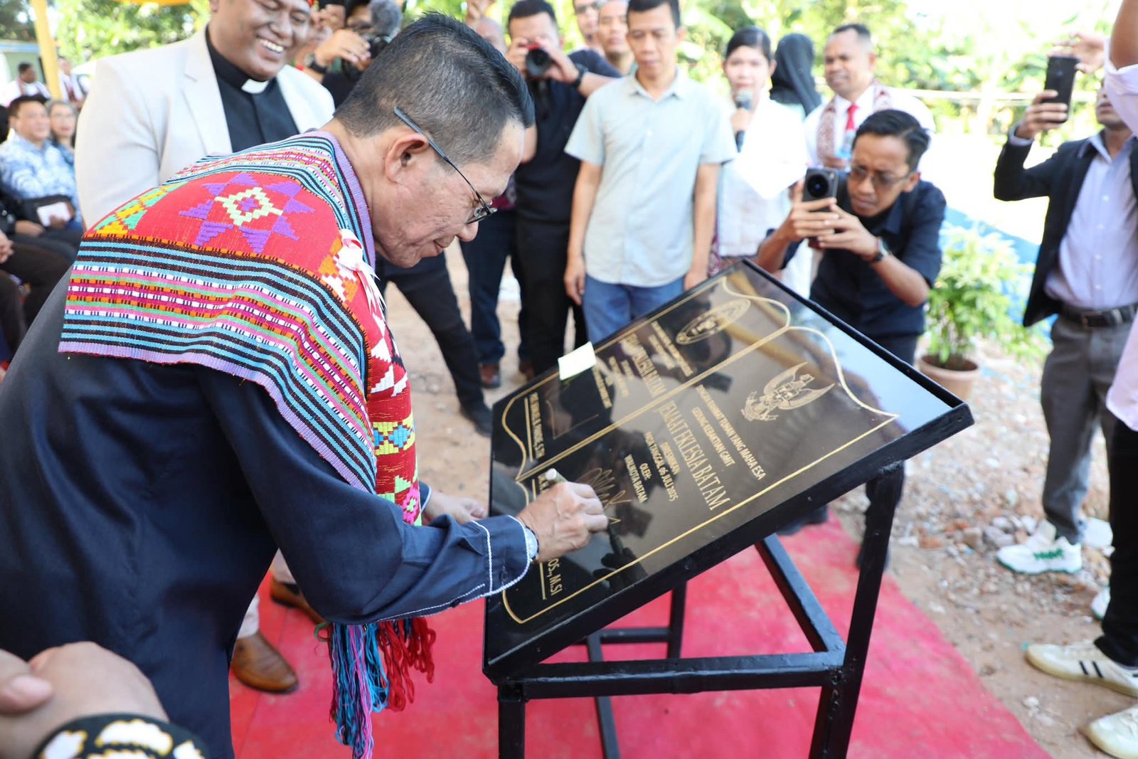 Amsakar Achmad Resmikan Gedung Gereja GMIT Eklesia Batam: Ajak Jemaat Jaga Keharmonisan
