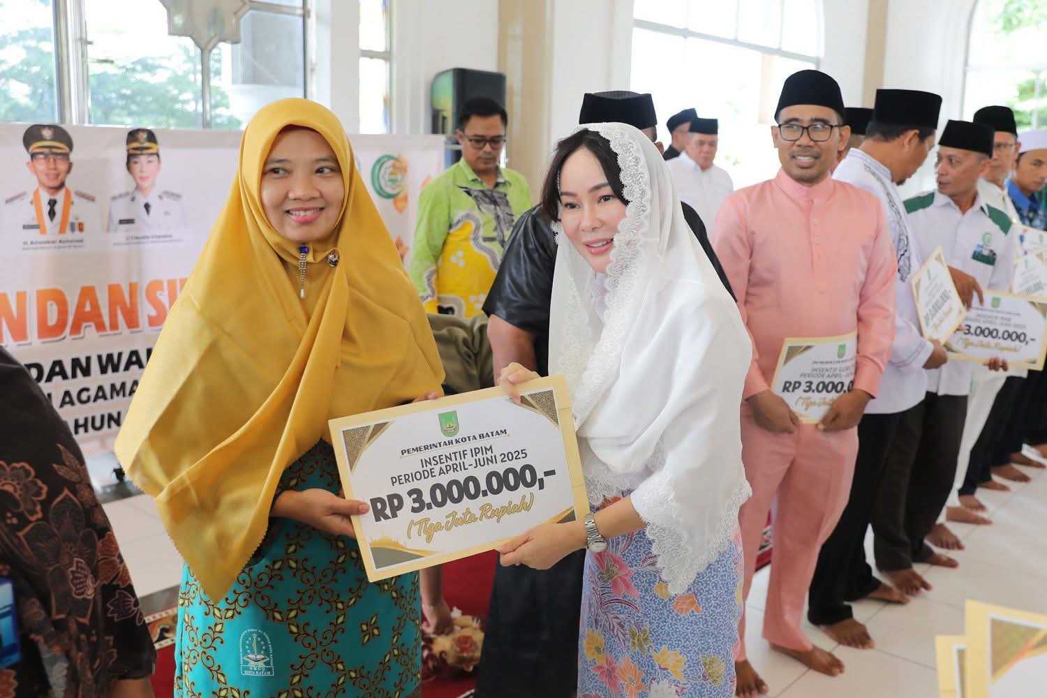 Pemko Batam Serahkan Insentif Untuk Para Imam, Mubaligh dan Guru Mengaji