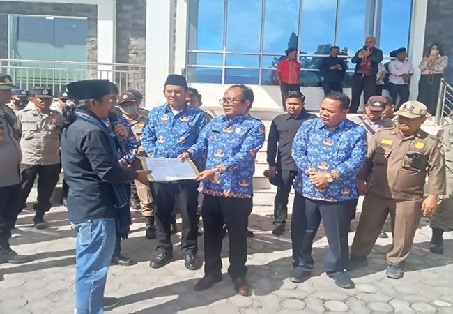 Aksi Damai Masyarakat Samosir Desak Penutupan PT TPL, Pemkab dan DPRD Siap Tindaklanjuti Aspirasi