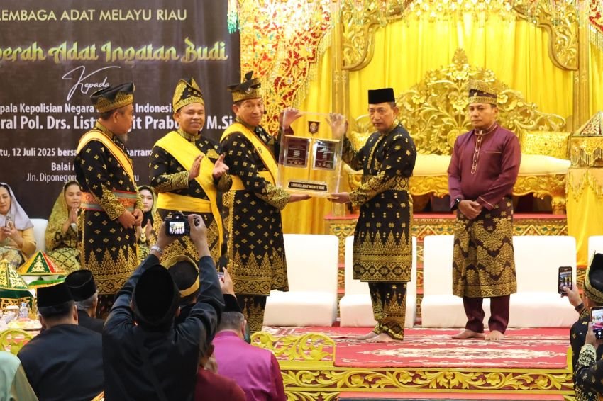 Kapolda Kepri Hadiri Prosesi Kapolri Terima Anugerah Adat Ingatan Budi Dari LAM Riau