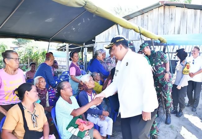 TNI dan Pemkab Samosir Kembali Bersinergi Bersihkan Danau Toba dari Eceng Gondok