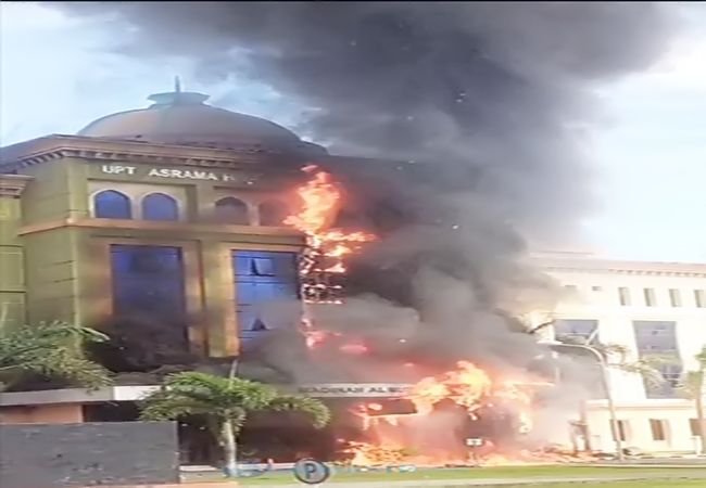 Kebakaran Hanguskan Gedung di Kompleks Asrama Haji Medan