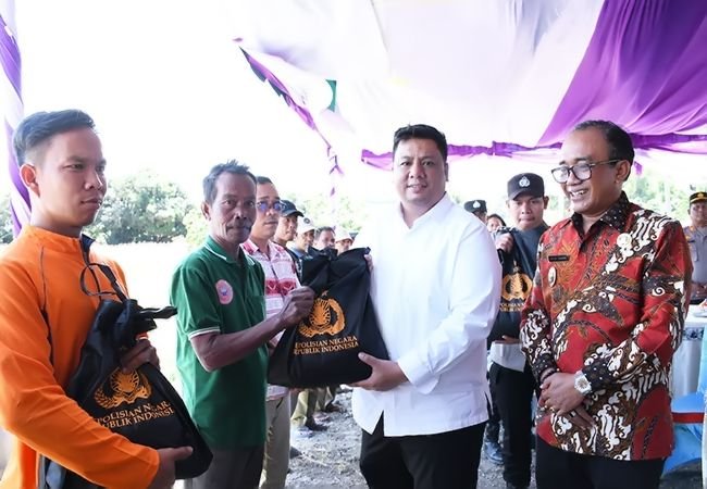 Kapolda Sumut dan Bupati Samosir Panen Perdana Jagung Program Ketahanan Pangan Nasional di Desa Simarmata