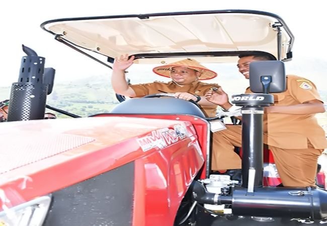 Bupati Samosir Gelar Tanam Padi Bersama dan Festival "Manuan Eme" di Desa Singkam