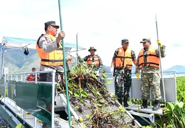 Peringati HUT ke-75 Kodam I/BB, Bupati dan TNI Bersihkan Eceng Gondok di Danau Toba