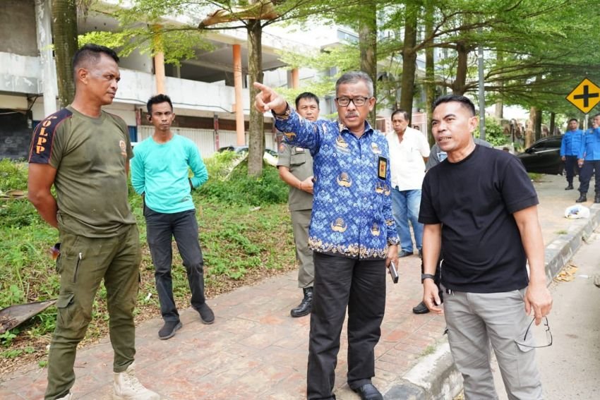 Sekda Kota Batam Awasi Pembongkaran, Sebanyak 1.148 Reklame di Tertibkan Tim Task Force