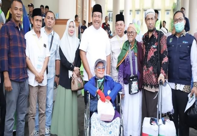 Bupati Asahan Jemput Dua Jemaah Haji Sakit di Embarkasi Medan, Tunjukkan Kepedulian Pemda