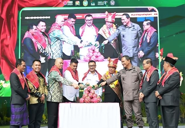 Gubernur Sumut Buka Festival Bunga dan Buah Karo 2025
