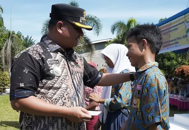 Wabup Asahan Serahkan BPJS Gratis dan KIP di 8 Kecamatan, Dukung Akselerasi Layanan Kesehatan dan Pendidikan