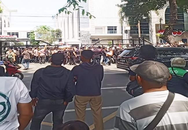 Aksi Massa di DPRD Sumut Ricuh, Polisi Amankan 39 Orang