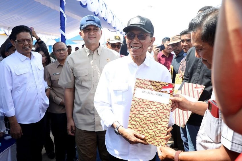 Amsakar Achmad Bersama Menteri Transmigrasi Serahkan Sertifikat Hak Milik Bagi Warga Tanjung Banun