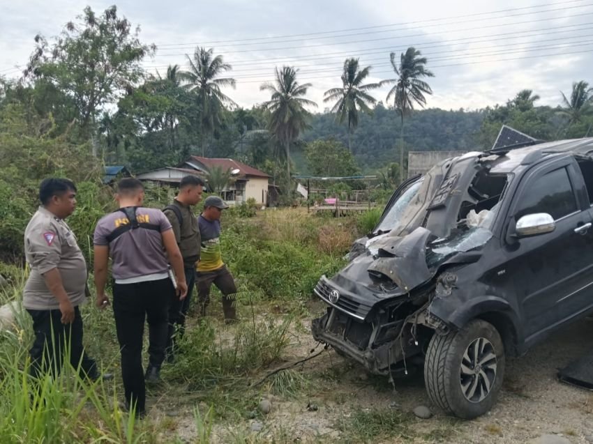 Toyota Rush Terguling Usai Hindari Lubang, Pegawai BPN di Sidimpuan Luka Serius