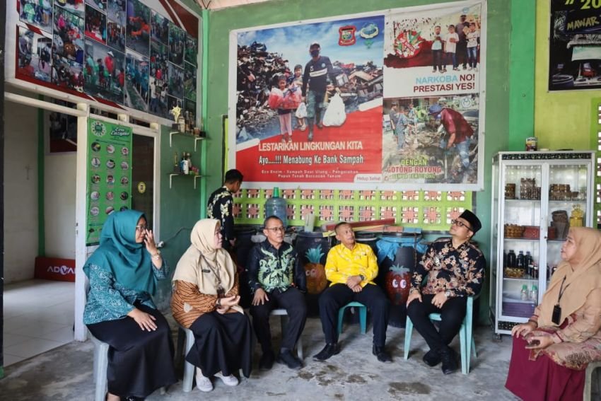 Muhammad Fadly Abdina Kunjungi Bank Sampah Mawar Bestari
