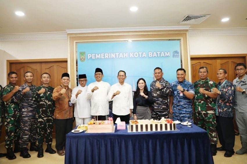 Genap 57 Tahun Usia Amsakar Achmad, Perayaan Sederhana di Kantor Wali Kota Batam