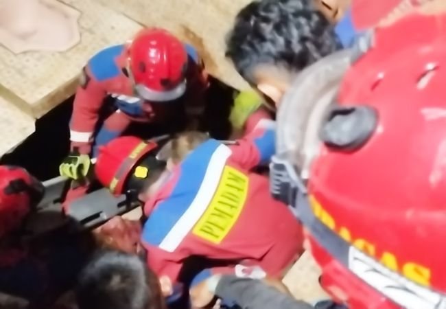 Aksi Gulkarmat Evakuasi Lansia Tercebur ke Tangki Septik "Banjir" Pujian
