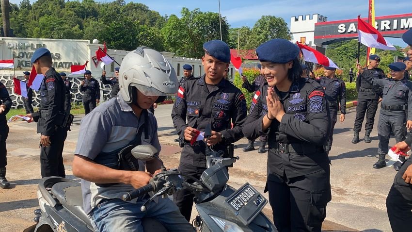 Menyambut HUT RI Ke-80, Satbrimob Polda Kepri Bagikan 1000 Bendera Merah Putih