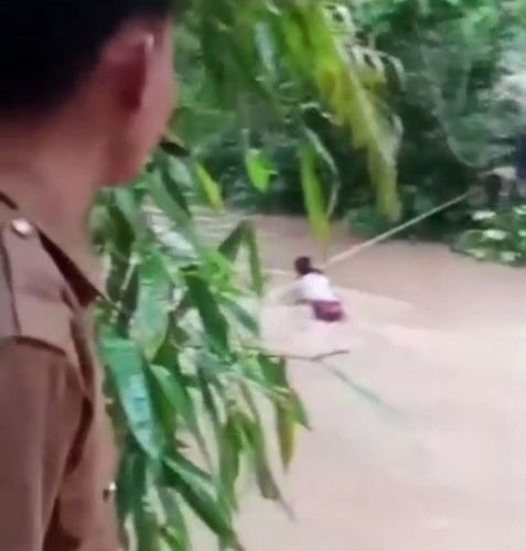 Anak SD Bertaruh Nyawa Seberangi Sungai di Paluta, Jembatan Tak Kunjung Dibangun