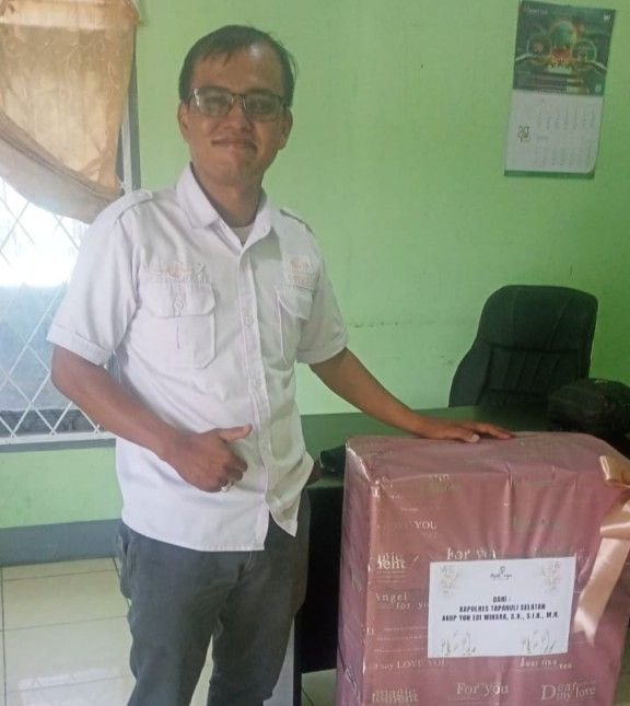 Kapolres Tapsel Hadiahkan Kado Istimewa untuk Putra Pertama Jurnalis Mitra