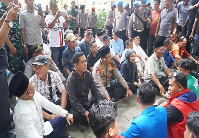 Ratusan Mahasiswa Gelar Aksi Damai di DPRD Langkat Tolak Rencana Kenaikan Tunjangan Perumahan DPR RI