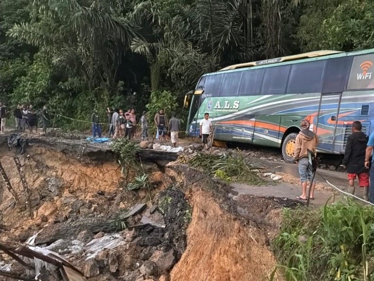 Jalan Batu Jomba Amblas, Kasat Lantas Tindak Cepat Imbau Larang Truk Masuk