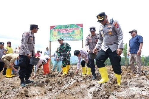 Kapolres Tapsel Turun Langsung Tanam Jagung Bersama Kelompok Tani