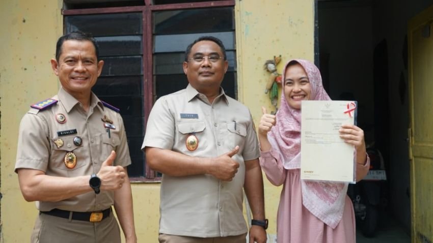 Kanwil BPN Sumut Serahkan Sertifikat PTSL Door to Door di Medan