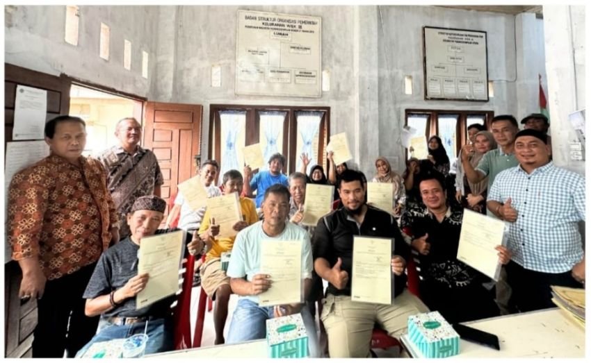 Kantor Pertanahan Sidimpuan Serahkan Sertipikat PTSL, Warga Dapat Kepastian Hukum