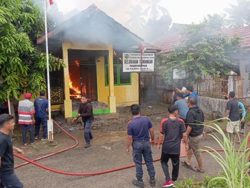 Kantor Lurah Timbangan Dilalap Api, Warga Panik dan Berhamburan: Kerugian Capai Rp160 Juta